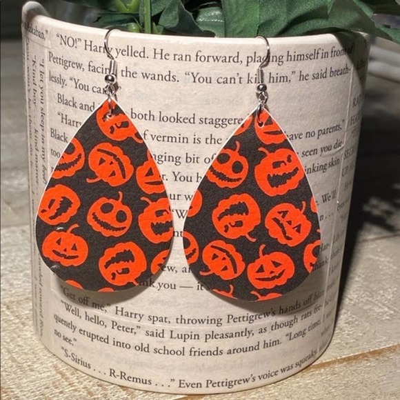 Halloween Earrings - Picture 1 of 4